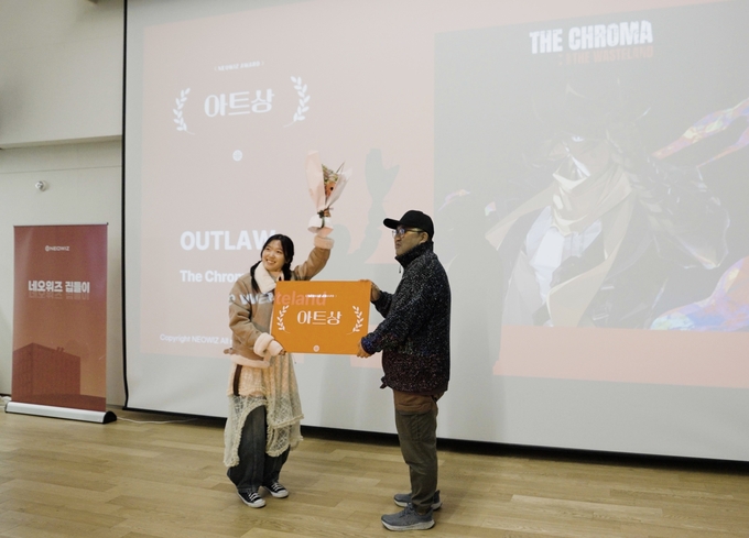 (왼쪽부터) 아트상을 수상한 청강대 김수민 학생, 김성진 네오위즈 산하 라운드8 스튜디오 실장
