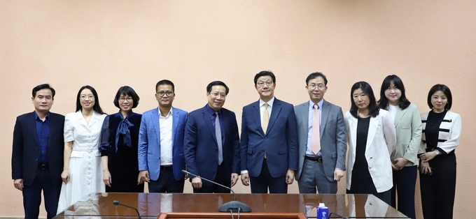 베트남 보건부 레 뜩 루안 차관(왼쪽에서 다섯번째)과 제약바이오협회 노연홍 회장(여섯번째)이 규제 협력에 대한 면담을 진행했다.