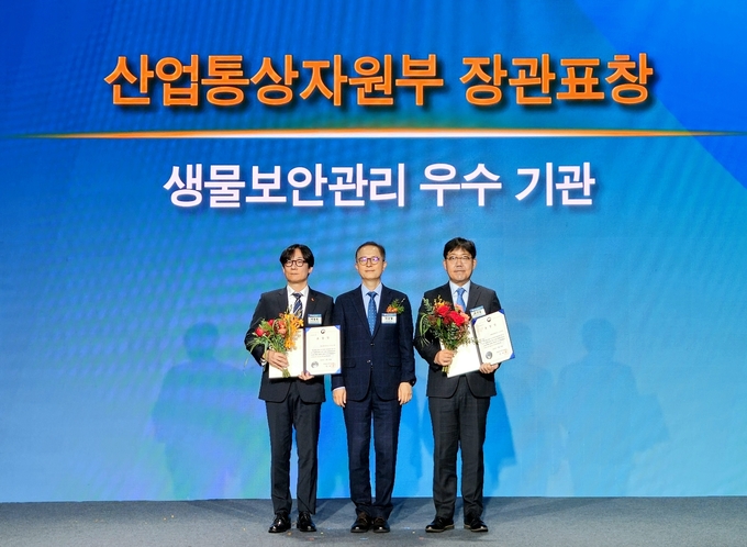 박용욱 SK바이오사이언스 Bio연구본부장(왼쪽 첫번째)이 산업통상자원부 장관상 수상 후 기념촬영을 하고 있다.
