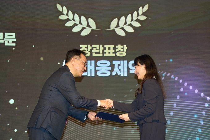 박은경 대웅제약 C&D전략팀장이 우수 혁신형 제약기업 보건복지부 장관 표창을 수여 받고 있다.