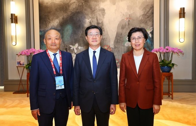 왼쪽부터 송 뤼린 PhIRDA 회장, 노연홍 한국제약바이오협회 회장, 장 슈양 PhIRDA 이사장이 MOU 체결 후 기념사진을 촬영하고 있다.