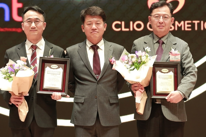  이동환 제이브이엠 대표이사(왼쪽)가 기술개발기업상을 수상한 후 기념촬영을 하고 있다.