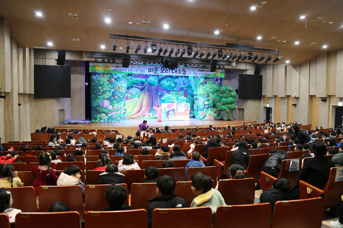 일동제약은 5일 서초구 약사회와 함께 어린이들을 대상으로 올바른 의약품 사용의 중요성을 알리는 인형극 ‘미운 오리 대소동’ 상연 행사를 가졌다.