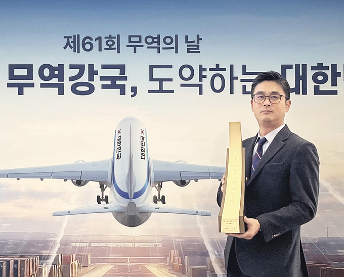 휴메딕스가 지난 5일 열린 제61주년 무역의날 기념식에서 ‘이천만불 수출의 탑’을 수상했다. 사진은 강민종 휴메딕스 전무.