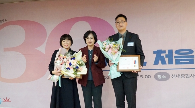 나원균 동성제약 대표이사(오른쪽)가 이수희 강동구청장 표창을 수상한 후 기념촬영을 하고 있다. 