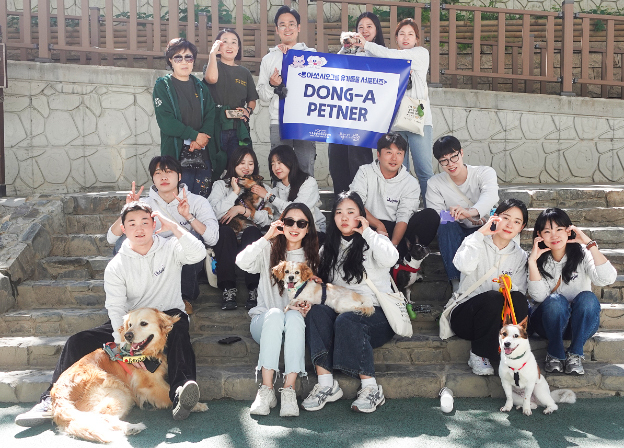동아제약은 임직원들과 입양문화 확산을 위한 유기동물보호 봉사활동을 진행하고 있다.