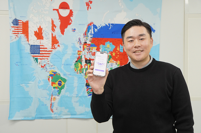 김범수 호놀룰루컴퍼니 대표가 공동수요 기반 맞춤 여행딜 플랫폼 ‘뭉클트립(Moongcletrip)’을 선보이고 있다. / 사진=호놀룰루컴퍼니 제공