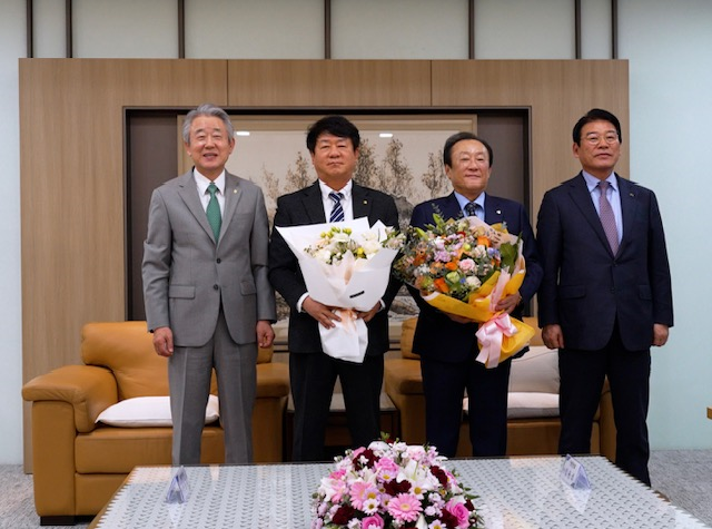 지난 20일 열린 ‘2024년 제3차 한국협동조합협의회 회장단 회의’에 참석한 관계자들이 기념 촬영을 하고 있다. (왼쪽부터) 농협중앙회 강호동 회장, 신협중앙회 김윤식 회장, 새마을금고중앙회 김인 회장, 산림조합중앙회 최창호 회장