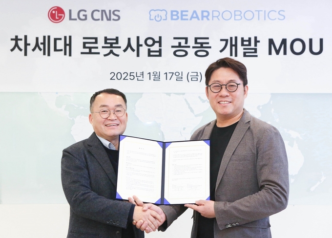 (왼쪽부터) 이준호 LG CNS 상무, 하정우 베어로보틱스 대표