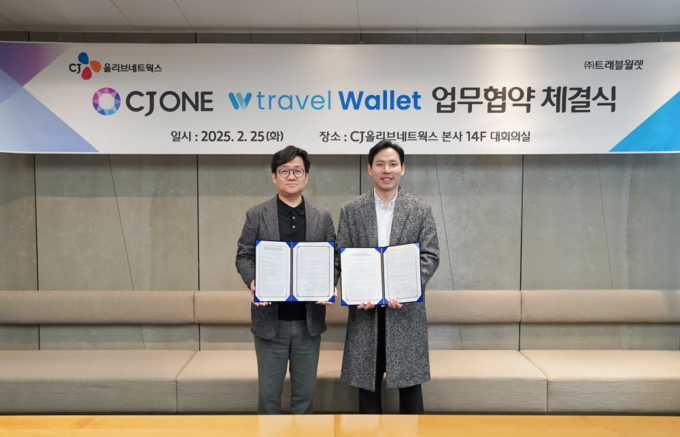 (왼쪽부터) 유인상 CJ올리브네트웍스 대표이사, 김형우 트래블월렛 대표이사