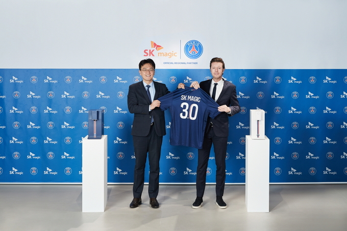(왼쪽부터) 윤현정 SK매직 마케팅본부장, 세바스찬 와셀 PSG 아시아본사 지사장