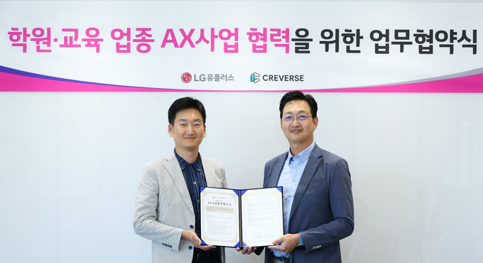 (왼쪽부터) 권용현 LG유플러스 기업부문장, 이동훈 크레버스 대표이사