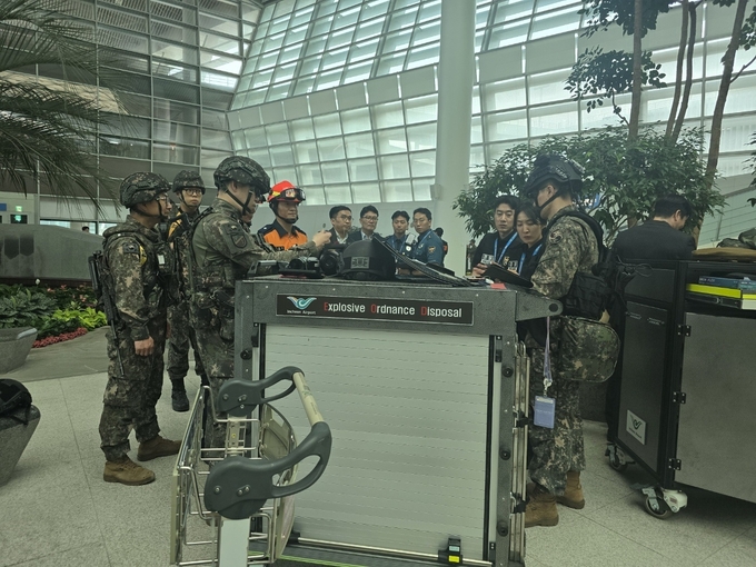 지난 16일 인천국제공항 제2여객터미널 교통센터에서 실시한 '2025 화랑훈련'에서 공사 테러대응팀 EOD요원들이 폭발물의심물체를 탐지 식별하고 있다.