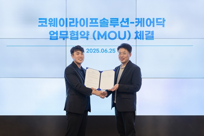 (왼쪽부터) 박재병 케어닥 대표이사, 김명곤 코웨이라이프솔루션 대표이사