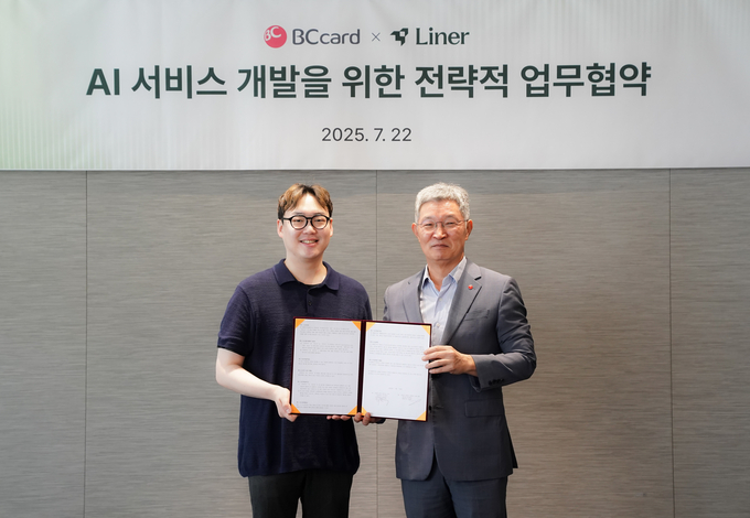 BC카드가 22일 오전 서울 중구 소재 BC카드 본사에서 글로벌 AI 검색 엔진 기업인 Liner와 양사 AI 플랫폼을 접목한 신규 서비스 출시 등 지속적인 협업을 위한 업무협약을 체결했다. 사진은 협약식에 참석한 최원석 BC카드 사장(오른쪽)과 김진우 Liner 대표