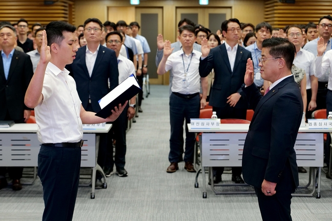 농협은행 여신심사부문 김성훈 부행장(오른쪽)을 비롯한 임직원 160여명은 지난 23일 서울 중구 소재 본사에서 '2025년 하반기 윤리경영 실천 결의대회'를 실시했다고 24일 밝혔다.
