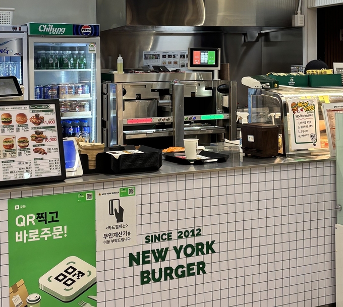 패티 자동화기기를 도입한 뉴욕버거 고양신원점 / 사진=에니아이 제공