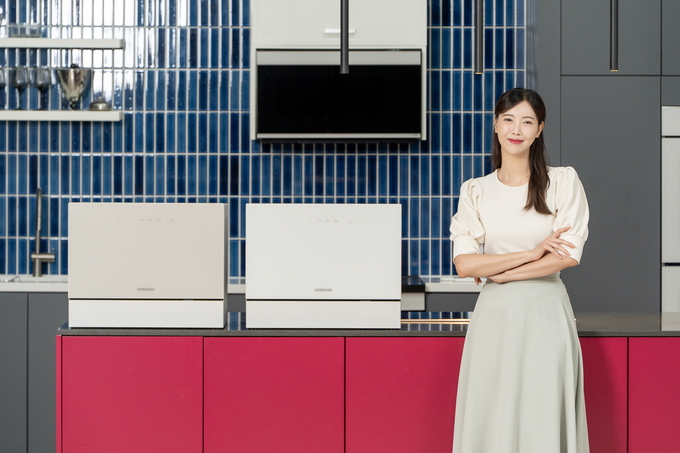 삼성전자 모델이 에너지 효율을 강화한 2025년형 '비스포크 식기세척기 카운터탑' 신제품을 소개하고 있다. 