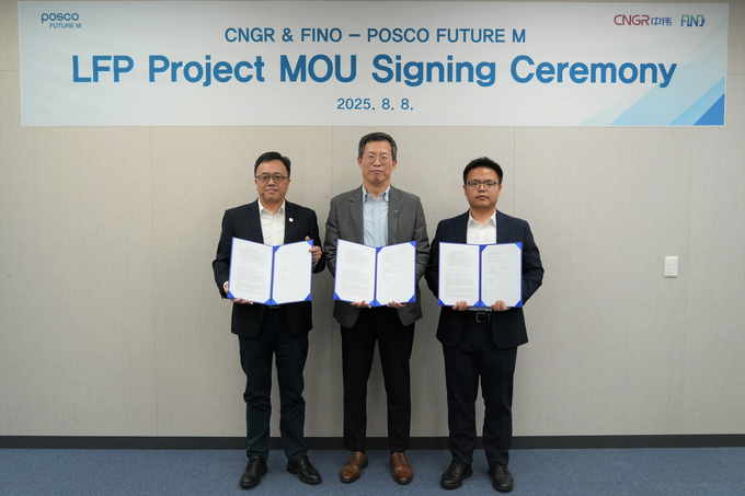 포스코퓨처엠이 8일 대치동 포스코센터에서 CNGR, 피노와 LFP 양극재 사업 추진을 위한 MOU를 체결했다.<br>
(왼쪽부터) 주종완(Zhu Zongyuan) CNGR 부회장, 윤태일 포스코퓨처엠 에너지소재사업본부장, 리빈(Li Bin) FINO 대표이사