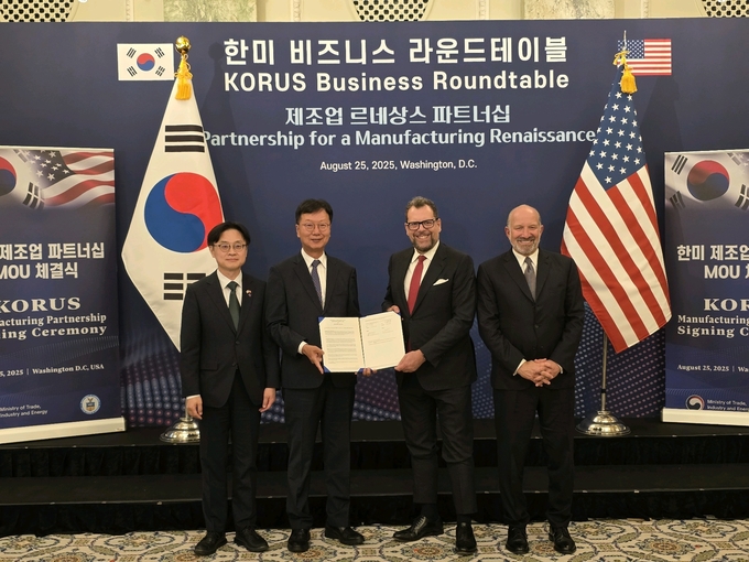 삼성중공업이 25일(현지시간) 한미정상회담이 열린 미국 워싱턴 DC에서 비거 마린 그룹과 전략전 파트너십(MOU)를 체결했다. (왼쪽부터)김정관 한국 산업통상자원부 장관, 최성안 삼성중공업 대표이사, 프란체스코 발렌테 비거마린그룹 대표이사, 하워드 러트닉 미국 상무부 장관.