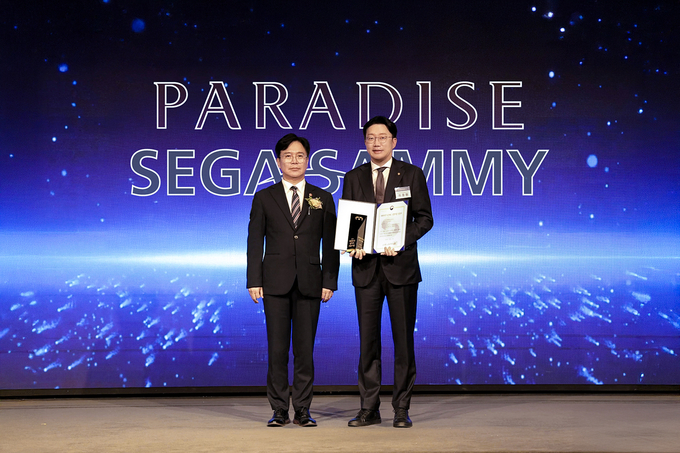 지난 11일 서울 여의도 중소기업중앙회 KBIZ홀에서 열린 ‘2025 대한민국 일자리 으뜸기업’ 시상식에서 (왼쪽부터) 김영훈 고용노동부 장관과 최종환 ㈜파라다이스세가사미 대표이사가 기념촬영을 하고 있다.