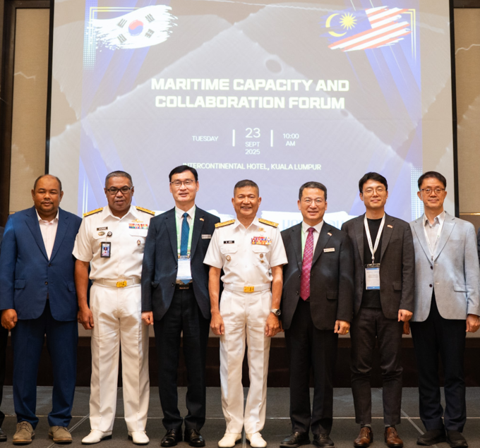 HD현대중공업이 최근 말레이시아 쿠알라룸푸르에서 ‘해양역량·협력 포럼(Maritime Capability & Collaboration Forum)을 개최했다. (오른쪽 세번째부터) 천정수 HD현대중공업 전무, 모하메드 샤이풀 아들리 총 빈 압둘라 말레이시아 해군 기술참모장, 김정일 HD현대중공업 상무, 하즈린 빈 모하마드 타이브 말레이시아 해군 획득차장