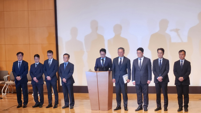 조좌진 롯데카드 대표이사(왼쪽부터 다섯번 째)가 18일 서울 중구 부영태평빌딩에서 해킹 사고로 인한 고객 정보 유출사태에 대한 사과문을 발표하고 있다.