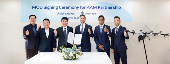  대한항공이 20일 오후 고양시 킨텍스 ‘서울 국제 항공우주 및 방위산업 전시회(ADEX) 2025’ 행사장에서 미국 도심항공교통 선도 기업 아처 에비에이션(Archer Aviation)과 미래항공교통(AAM) 모델 공동 개발을 위한 양해각서(MOU)를 맺었다. 사진은 MOU 서명식에 참석한 임진규 대한항공 항공우주사업본부장(왼쪽에서 세 번째), 애덤 골드스타인 아처 에비에이션 최고경영자 (왼쪽에서 네 번째) 등 양사 주요 관계자가 기념사진을 촬영하는 모습