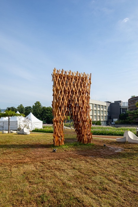 켄고 쿠마 앤드 어소시에이츠 〈키구미(Kigumi)〉 / 사진=서울도시건축비엔날레 제공