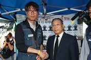 쌍용차 복직 교섭 재개...최종식 사장 첫 분향소 방문