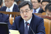 입국장 면세점 도입, 대통령 발언 후 정책 방향 변경 ‘지적’