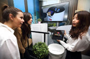 [MWC 2019] KT, “객실까지 척척”…‘AI 호텔 로봇’ 공개