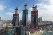 우여곡절 끝에…부산 해운대 '엘시티', 골조공사 마쳐
