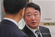 검찰, '상속주식 차명보유' 이웅열 집행유예 구형