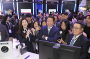최태원 SK 회장, MWC 첫 방문…‘AI 조력자’ 자처