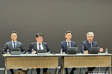 [현장] 고개 숙인 유영상 SK텔레콤 대표..."모든 고객에 유심 무료 교체"