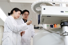 금호석유화학그룹, 업계 불황 딛고 재도약 'R&D 확대'
