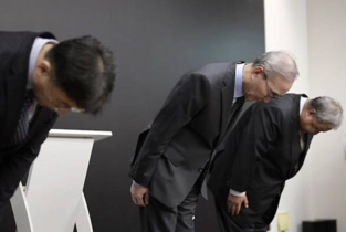 1명한테 뚫린 KT, SKT ‘1350억 과징금’이 잣대 될까