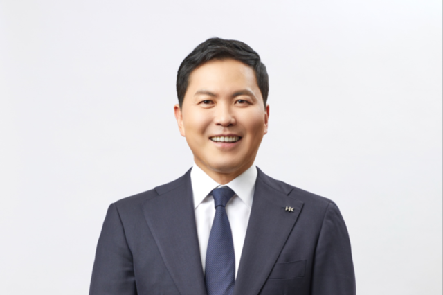 콜마그룹 임시주총, 오너 2세 ‘기권표’에 얽힌 계산법