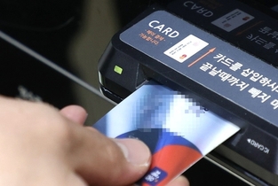 롯데 이어 우리카드까지 제재 수순…정보유출 파장에 카드업계 '긴장'