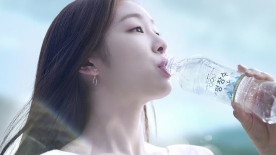 평창수 모델 김연아. [사진=강원평창수]