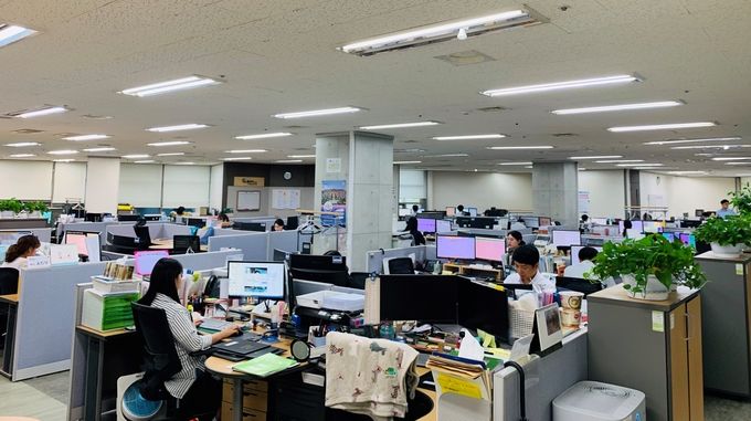 서울 영등포구 글로벌금융판매 본사에서 근무 중인 직원들 모습.