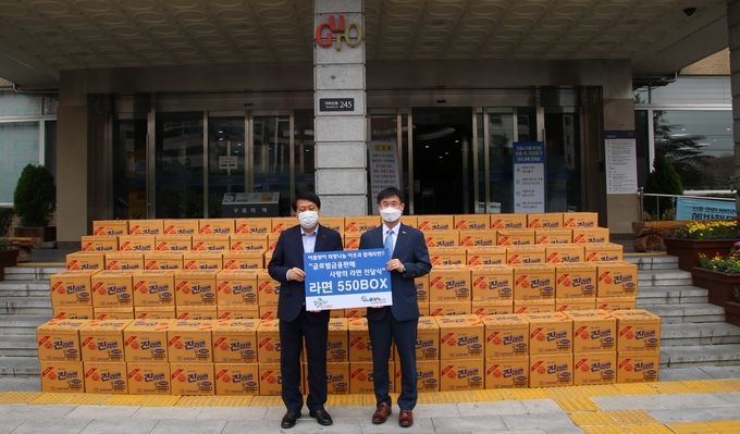 김종선 글로벌금융판매 대표(오른쪽)는 ‘사랑의 라면 전달식’을 갖고 라면 550상자를 소외된 이웃들에게 전달했다. [사진제공=글로벌금융판매]