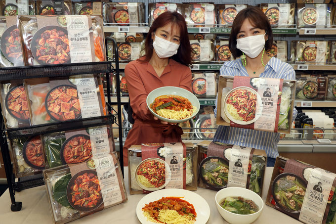 9월 22일 오전 이마트 성수점에서 모델들이 '피코크X백종원' 밀키트 2종을 소개하고 있다. [사진=이마트