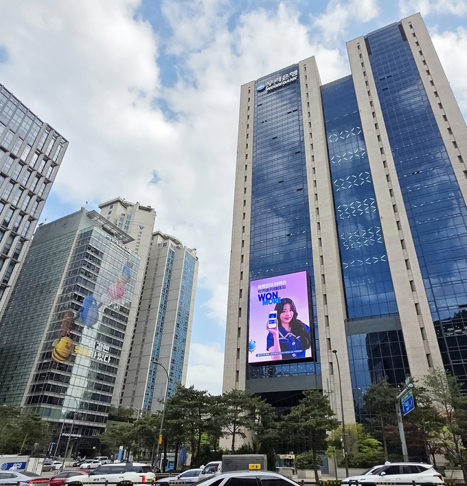 [은행권 생성형 AI 활용법-우리] '외부 영입' 옥일진 부행장, 'AI 접목'... - 뉴스 썸네일 이미지