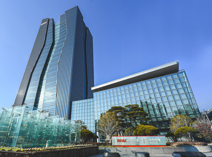 BNK금융 차기 회장 레이스, '빈대인 vs 외부 인사' 구도 만들어질까 - 뉴스 썸네일 이미지