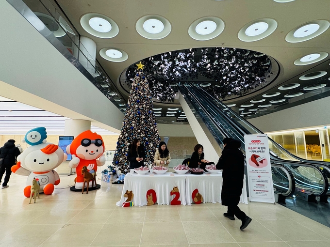 한국앤컴퍼니그룹, 임직원 대상 '병오년 첫 출근길 신년 이벤트' 진행 - 뉴스 썸네일 이미지